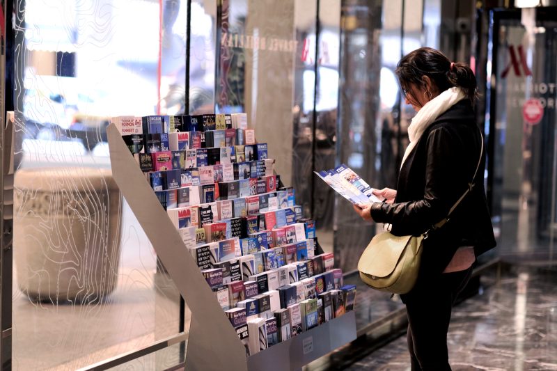 چرا توزیع موثر بروشور می‌تواند فروش شما را افزایش دهد فارس چاپ